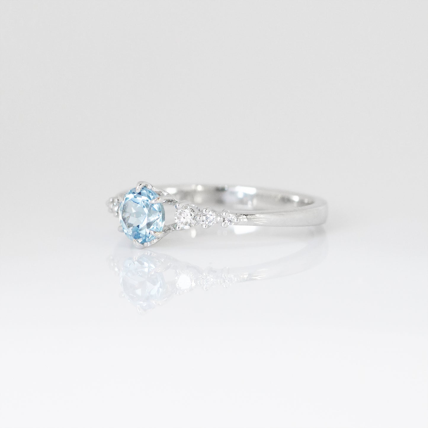 18k白金海藍寶鑽石戒指側面 18k White Gold Aquamarine Diamond Ring on side view