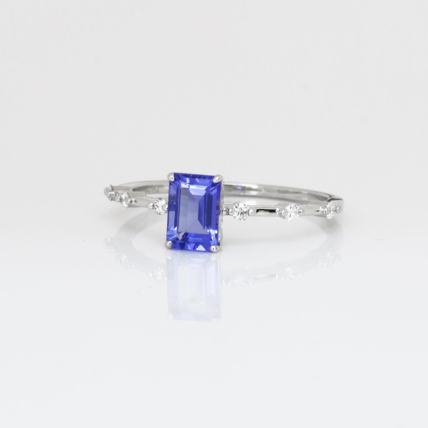 18k白金祖母綠切割坦桑石鑽石戒指側面 18k White Gold Emerald-cut Tanzanite Diamond Ring on side view