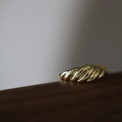 18k 黃金牛角包戒指 18k Yellow Gold Colette Croissant Ring