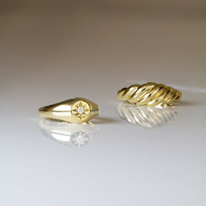 18k 黃金牛角包戒指 18k Yellow Gold Colette Croissant Ring 18K黃金星芒印戒 18k Yellow Gold Lumiere Signet Ring 18K黃金星芒印戒 18k Yellow Gold Lumiere Signet Ring