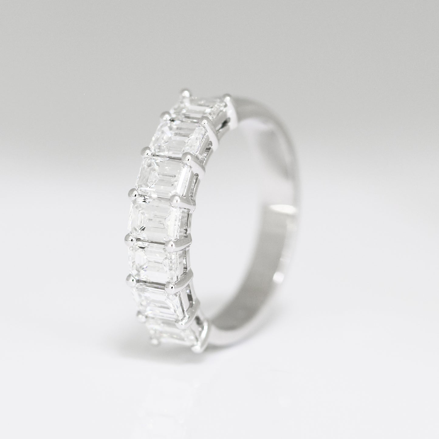 18k白金祖母綠切割鑽石排戒指側面 18k White Gold 1.75ct Emerald Diamond Ring on side view