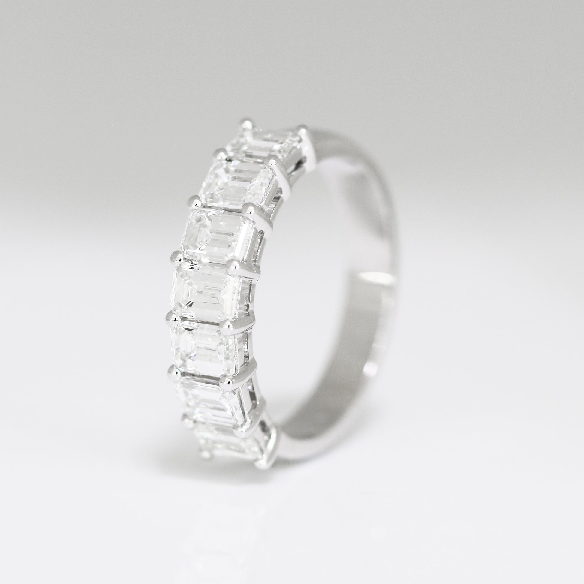 18k白金祖母綠切割鑽石排戒指側面 18k White Gold 1.75ct Emerald Diamond Ring on side view