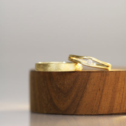 To The Moon and Back Wedding Rings （Brushed Finish Wedding Bands）
結婚對戒／情侶對戒
18K復古手工拉絲工藝系列