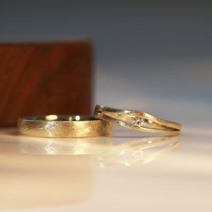 To The Moon and Back Wedding Rings （Brushed Finish Wedding Bands）
結婚對戒／情侶對戒
18K復古手工拉絲工藝系列