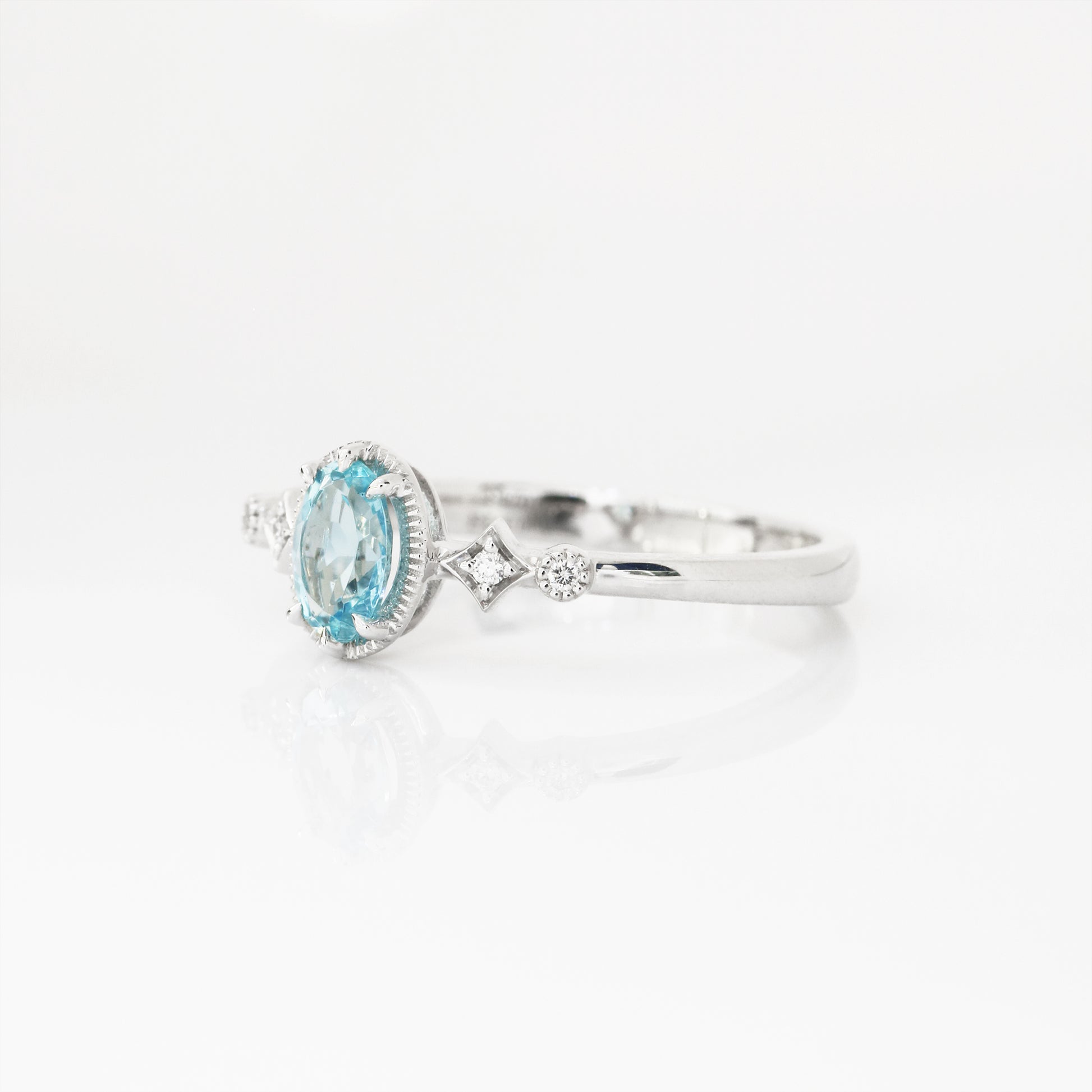 18k白金復古海藍寶石鑽石戒指側面 18k White Gold Vintage Aquamarine Diamond Ring on side view