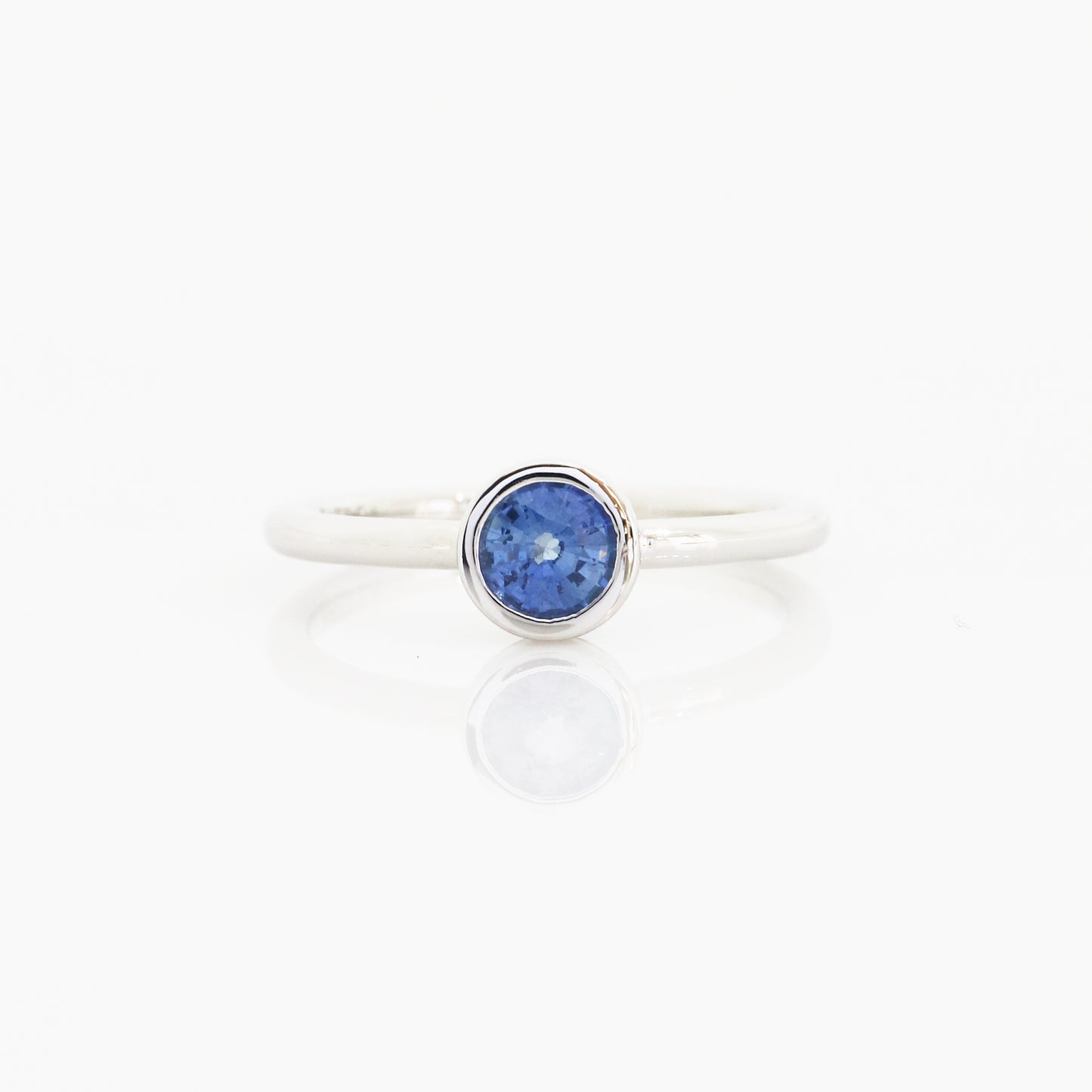 18k白金包邊鑲藍寶石戒指 18k White Gold Bezel-Set Sapphire Ring