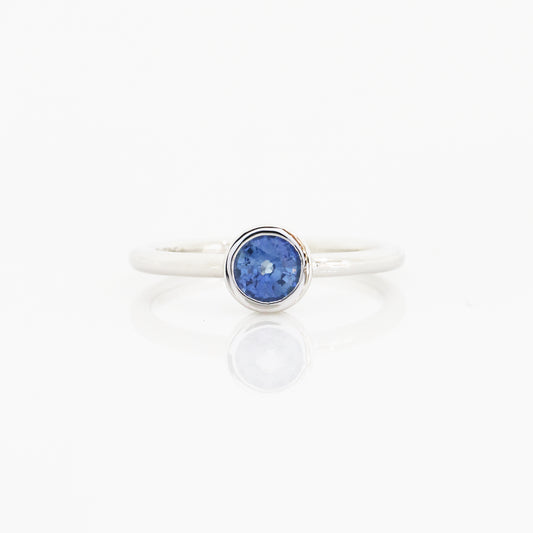 18k白金包邊鑲藍寶石戒指 18k White Gold Bezel-Set Sapphire Ring