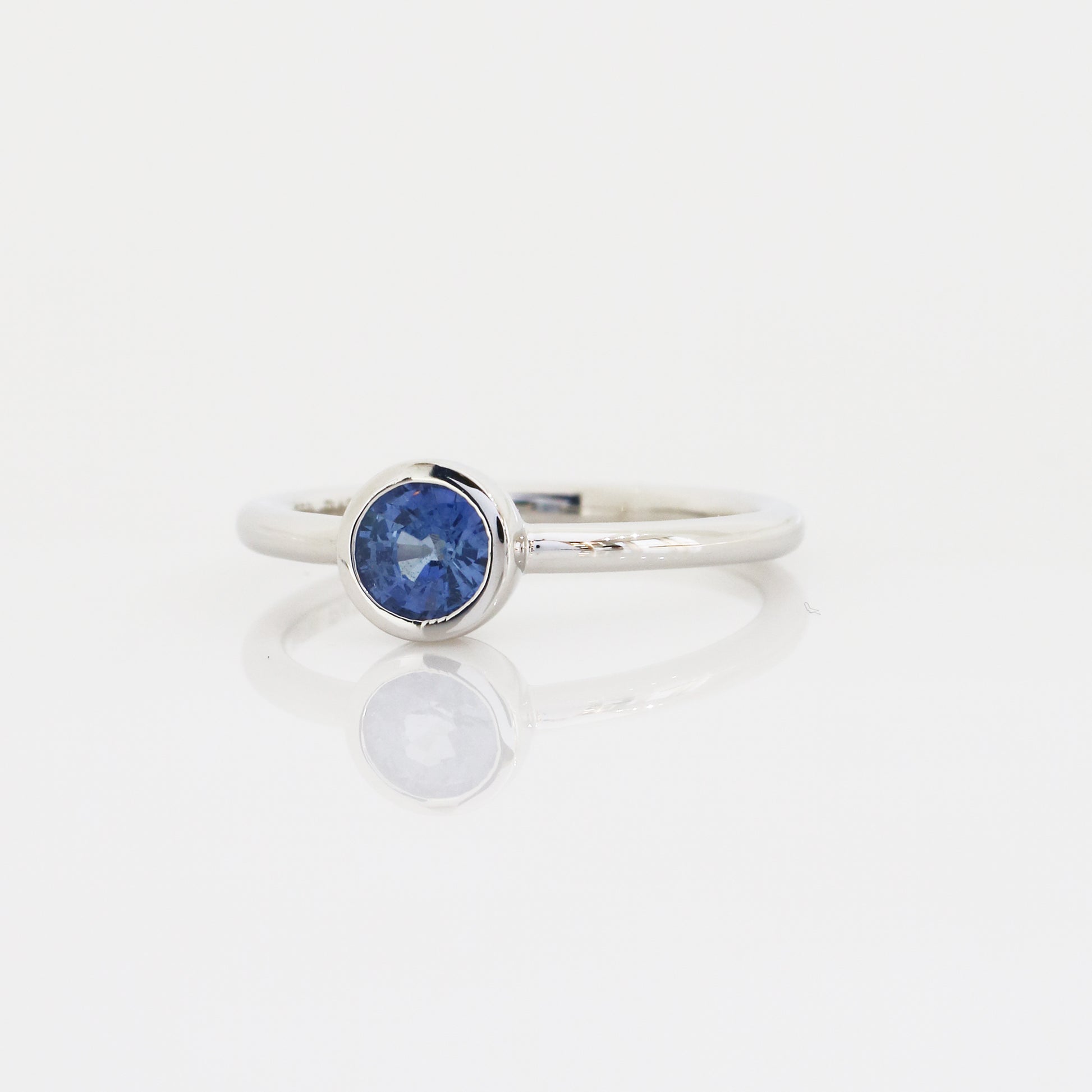 18k白金包邊鑲藍寶石戒指側面 18k White Gold Bezel-Set Sapphire Ring on side view