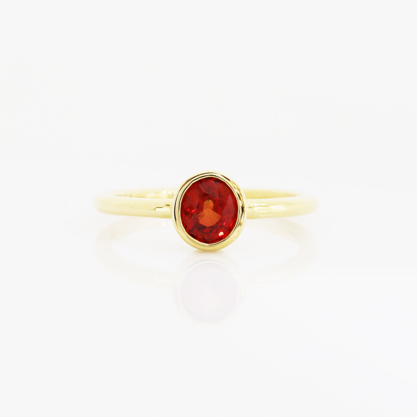 18k黃金包邊鑲橙紅色藍寶石戒指 18k Yellow Gold Vintage Bezel-Set Orangey Red Sapphire Ring