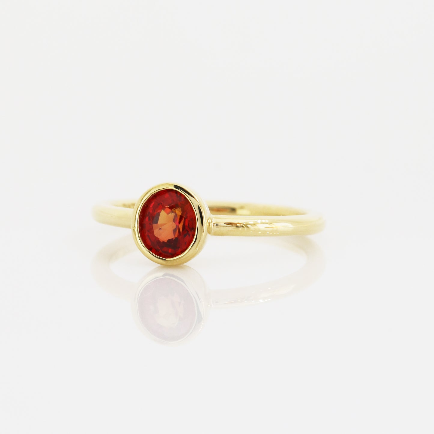 18k黃金包邊鑲橙紅色藍寶石戒指側面 18k Yellow Gold Vintage Bezel-Set Orangey Red Sapphire Ring on side view