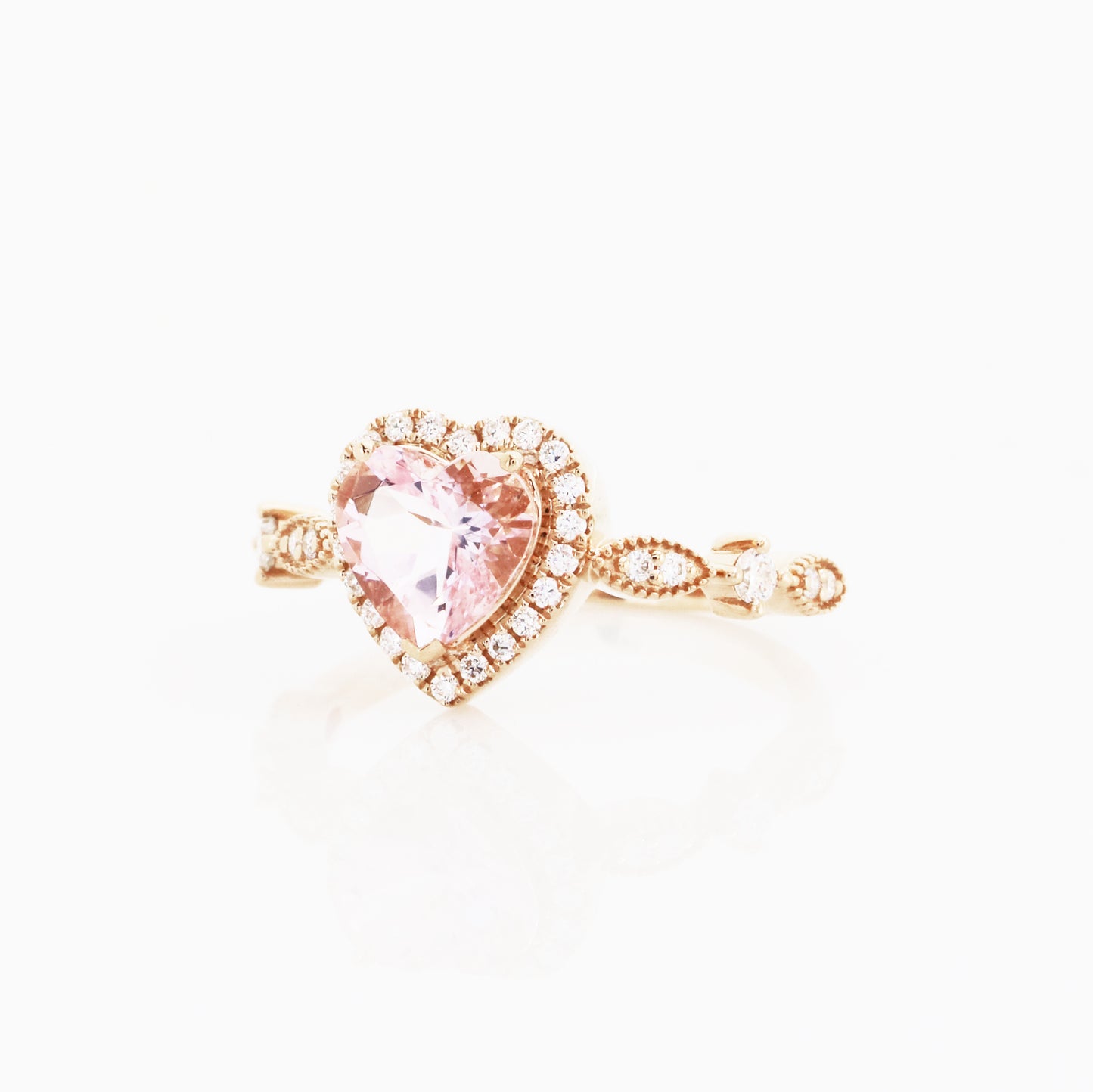 18k玫瑰金心形摩根石鑽石戒指側面 18k Rose Gold Heart Shape Morganite Diamond Ring on side view