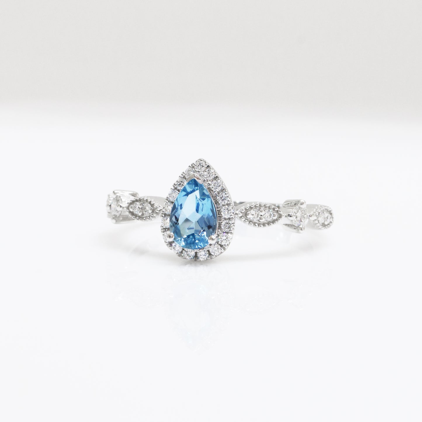 18k白金水滴形海藍寶石鑽石戒指側面 18k White Gold Pear Shape Santa Maria Aquamarine Diamond Ring on side view