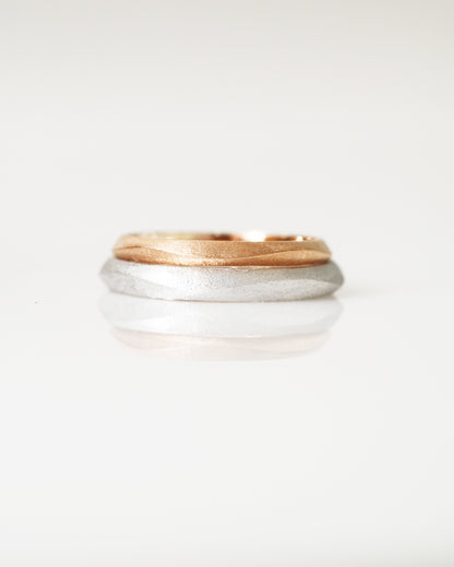 18k Rose Gold & White Gold Brushed Finish Wedding Bands
結婚對戒／情侶對戒
18K玫瑰金/白金復古手工拉絲工藝系列