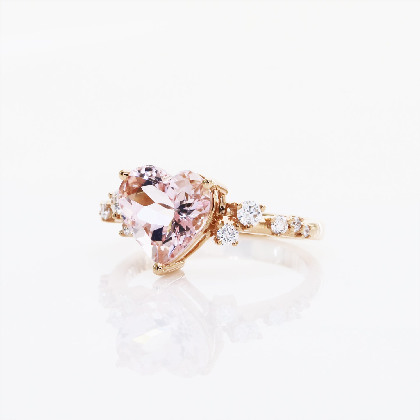 18k玫瑰金心形粉紅摩根石鑽石戒指 18k Rose Gold Scattered Diamond Heart-shaped Morganite Ring