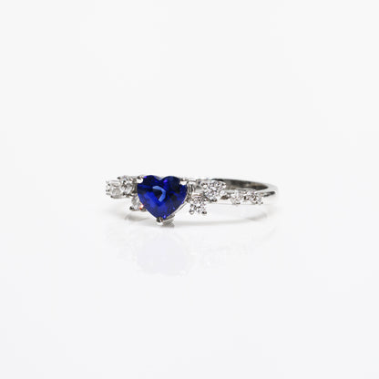 18k白金心形藍寶石鑽石戒指 18k White Gold Scattered Diamond Heart-shaped Sapphire Ring
