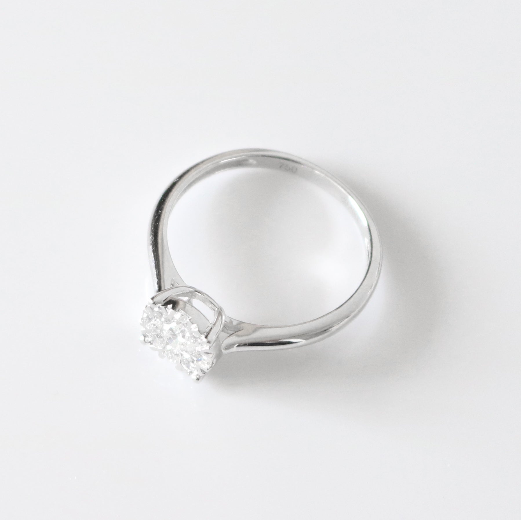 18k白金8圍1圓鑽戒指側面 18k White Gold Illusion Setting Diamond Ring on side view