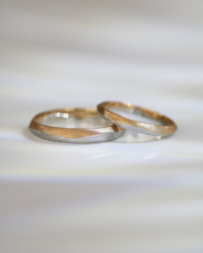 18k Rose Gold & White Gold Bicolored Brushed Finish Wedding Bands
結婚對戒／情侶對戒
18K玫瑰金/白金雙色復古手工拉絲工藝系列