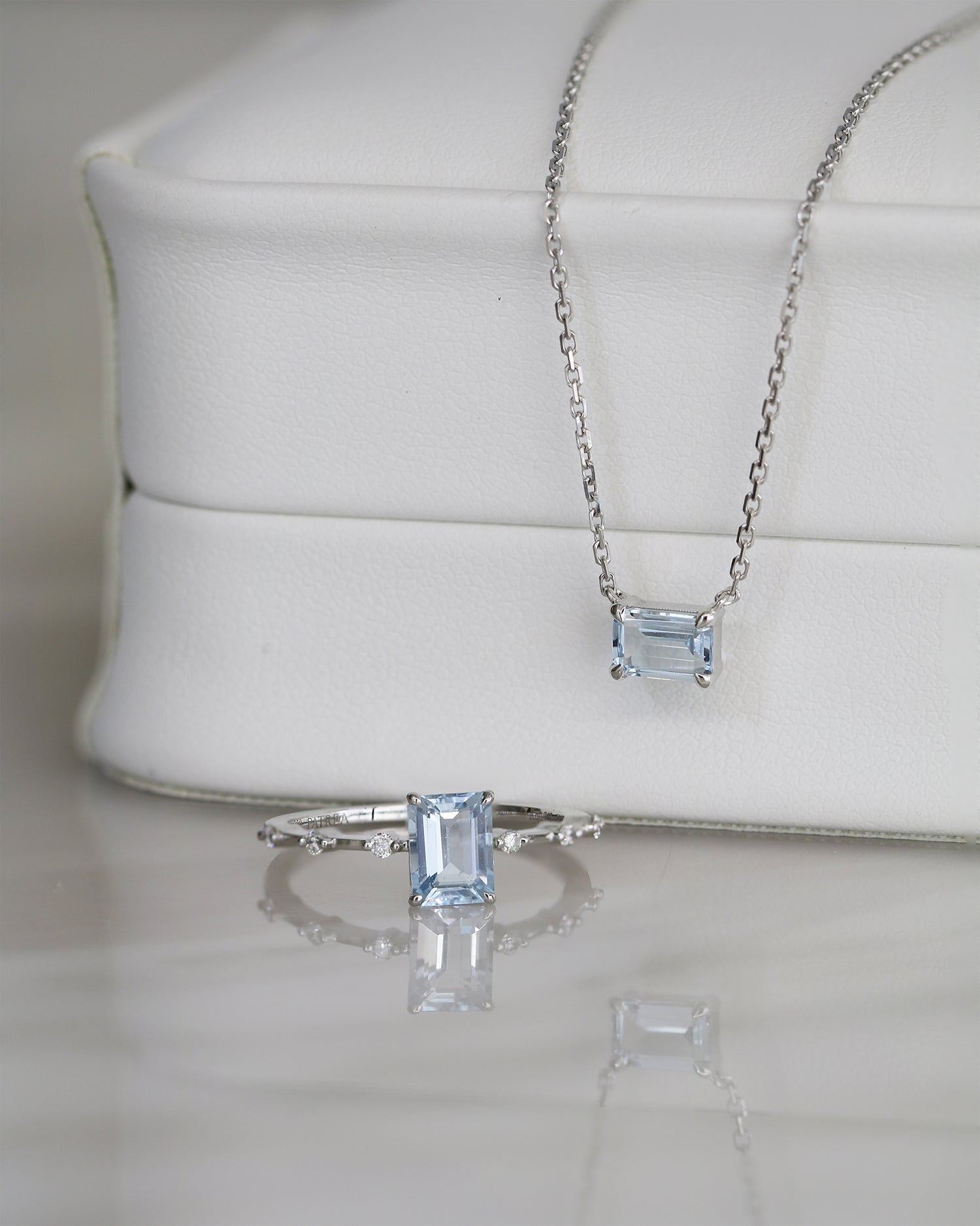 18k Gold Solitaire Emerald Cut Aquamarine Necklace-Necklaces,Patrea Jewelry,birthstone jewelry Hong Kong, Aquamarine jewelry hk, Bespoke gemstone jewelry HK, Luxury aquamarine 18k gold, 海藍寶首飾 推薦, 天然海藍寶石, 藍寶石 珠寶 香港, Jewelry HK Online, 海藍 寶 價格