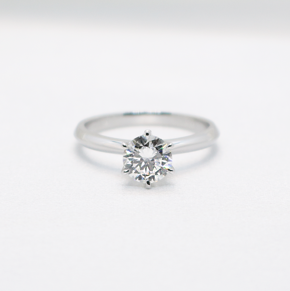 Amaryllis Solitaire 18k White Gold  6-Prong Round Brilliant Diamond Engagement Ring Setting 18k白金六爪經典清鑲求婚鑽石戒指款式
