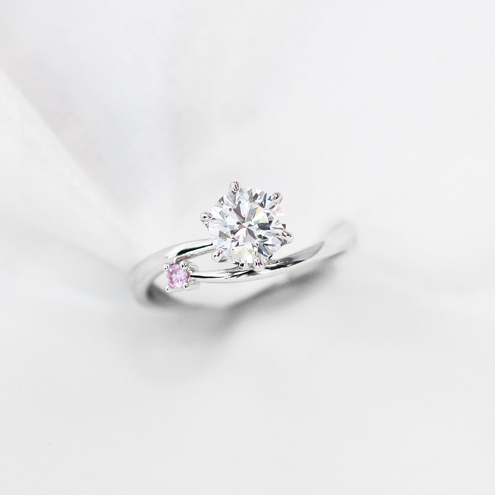 Alyssa Solitaire 18k White Gold Alyssa Solitaire 6-Prong Round Brilliant Diamond Engagement Ring Setting 18k白金六爪高低流線形清鑲求婚鑽石戒指款式