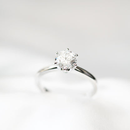 Amaryllis Solitaire 18k White Gold  6-Prong Round Brilliant Diamond Engagement Ring Setting 18k白金六爪經典清鑲求婚鑽石戒指款式
