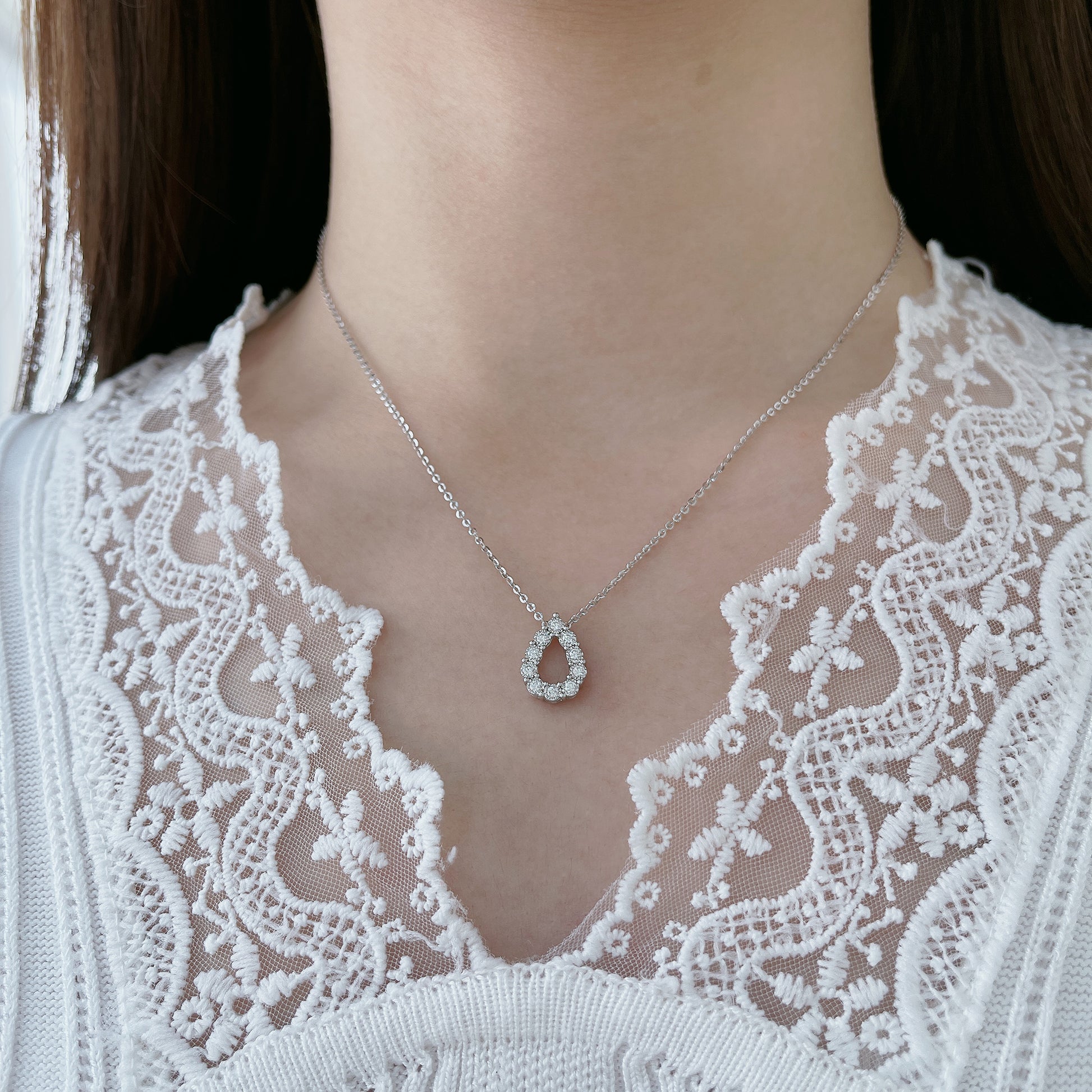 18k White Gold Pear Diamond Necklace 18k白金水滴形縷空鑽石頸鏈