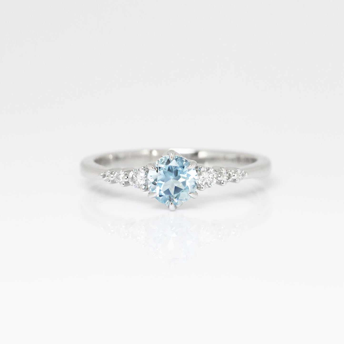 Janice Aquamarine-Rings,Patrea Jewelry,birthstone jewelry Hong Kong, Aquamarine jewelry hk, Bespoke gemstone jewelry HK, Luxury aquamarine 18k gold, 海藍寶首飾 推薦, 天然海藍寶石, 藍寶石 珠寶 香港, Jewelry HK Online, 海藍 寶 價格