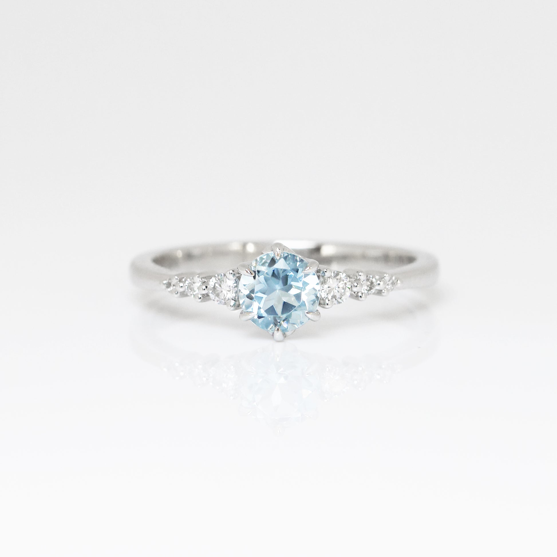 Janice Aquamarine-Rings,Patrea Jewelry,birthstone jewelry Hong Kong, Aquamarine jewelry hk, Bespoke gemstone jewelry HK, Luxury aquamarine 18k gold, 海藍寶首飾 推薦, 天然海藍寶石, 藍寶石 珠寶 香港, Jewelry HK Online, 海藍 寶 價格