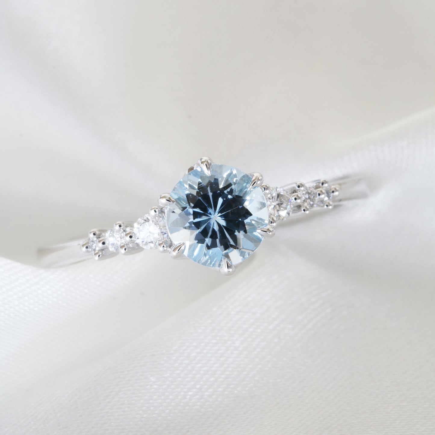 Janice Aquamarine-Rings,Patrea Jewelry,birthstone jewelry Hong Kong, Aquamarine jewelry hk, Bespoke gemstone jewelry HK, Luxury aquamarine 18k gold, 海藍寶首飾 推薦, 天然海藍寶石, 藍寶石 珠寶 香港, Jewelry HK Online, 海藍 寶 價格