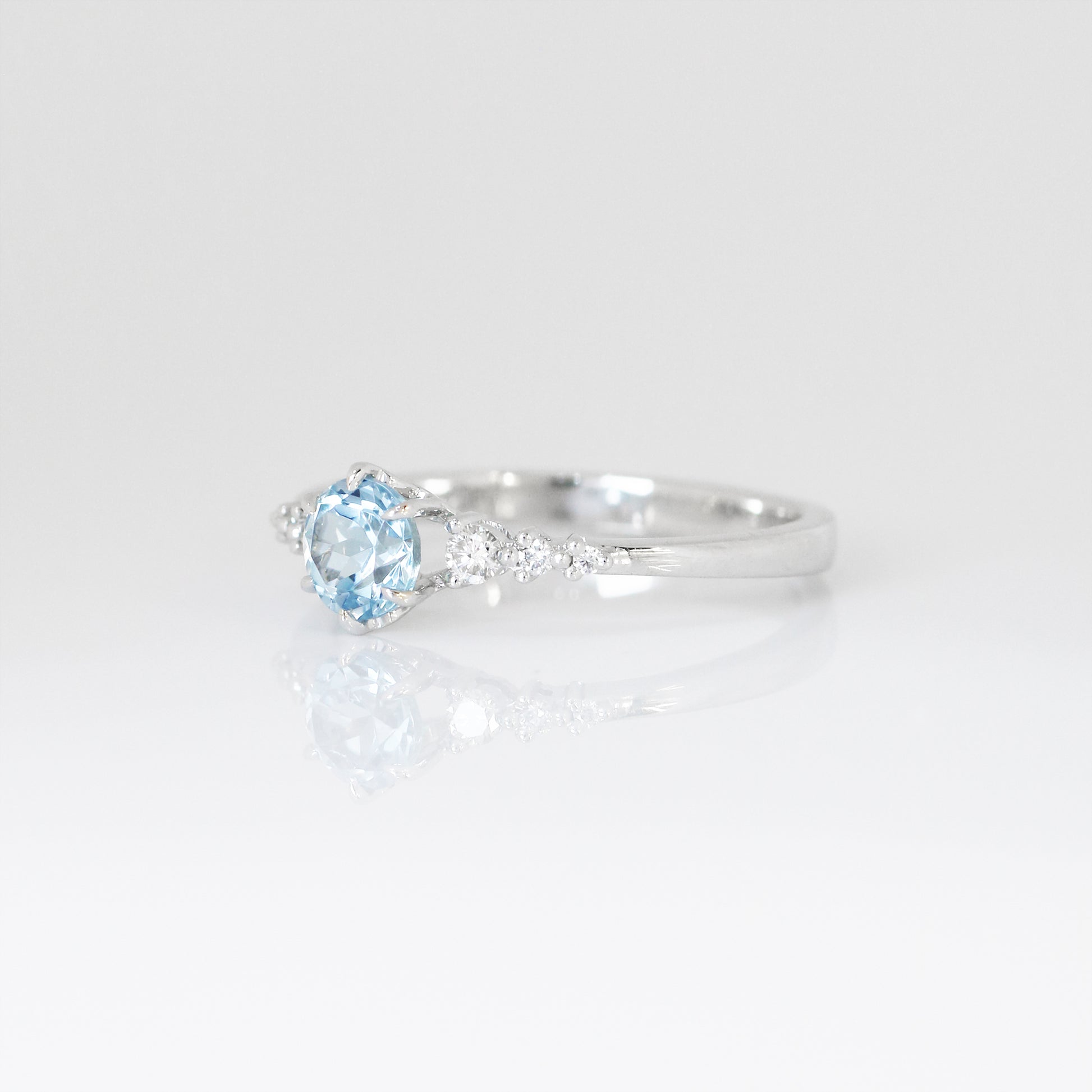 Janice Aquamarine-Rings,Patrea Jewelry,birthstone jewelry Hong Kong, Aquamarine jewelry hk, Bespoke gemstone jewelry HK, Luxury aquamarine 18k gold, 海藍寶首飾 推薦, 天然海藍寶石, 藍寶石 珠寶 香港, Jewelry HK Online, 海藍 寶 價格