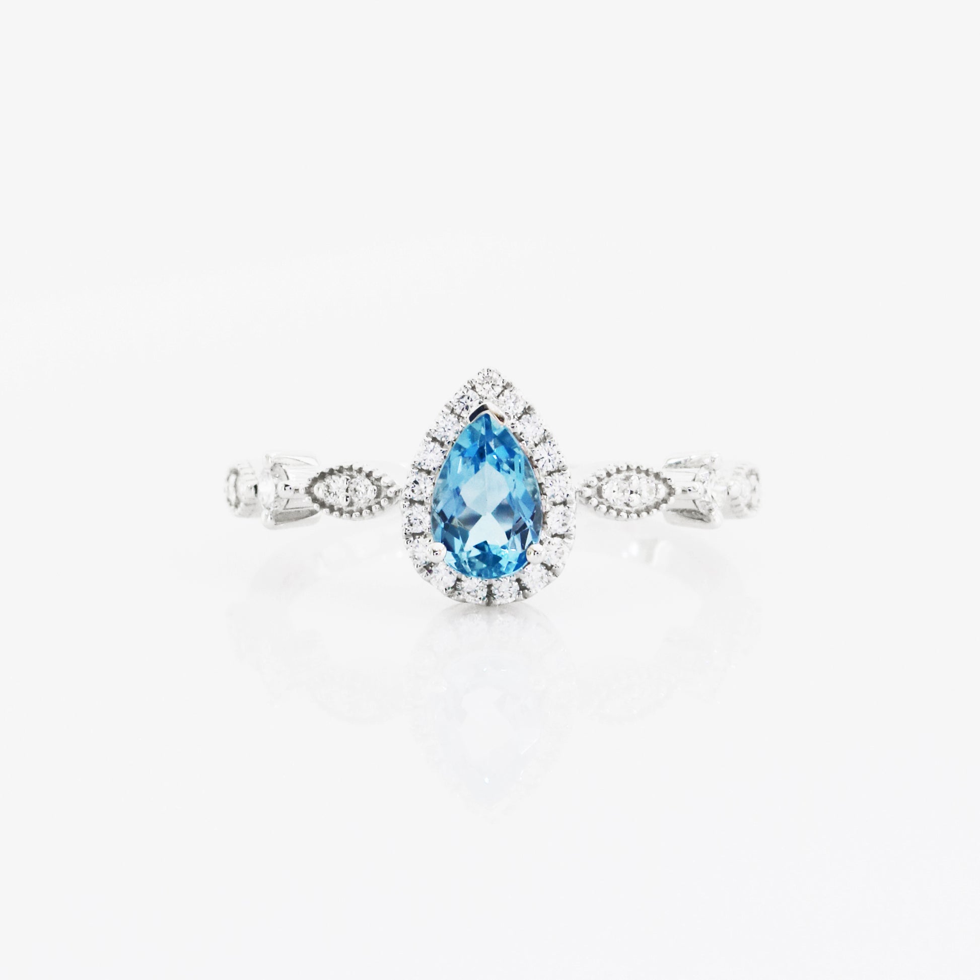 Jenni Santa Maria Aquamarine-Rings,Patrea Jewelry,birthstone jewelry Hong Kong, Aquamarine jewelry hk, Bespoke gemstone jewelry HK, Luxury aquamarine 18k gold, 海藍寶首飾 推薦, 天然海藍寶石, 藍寶石 珠寶 香港, Jewelry HK Online, 海藍 寶 價格