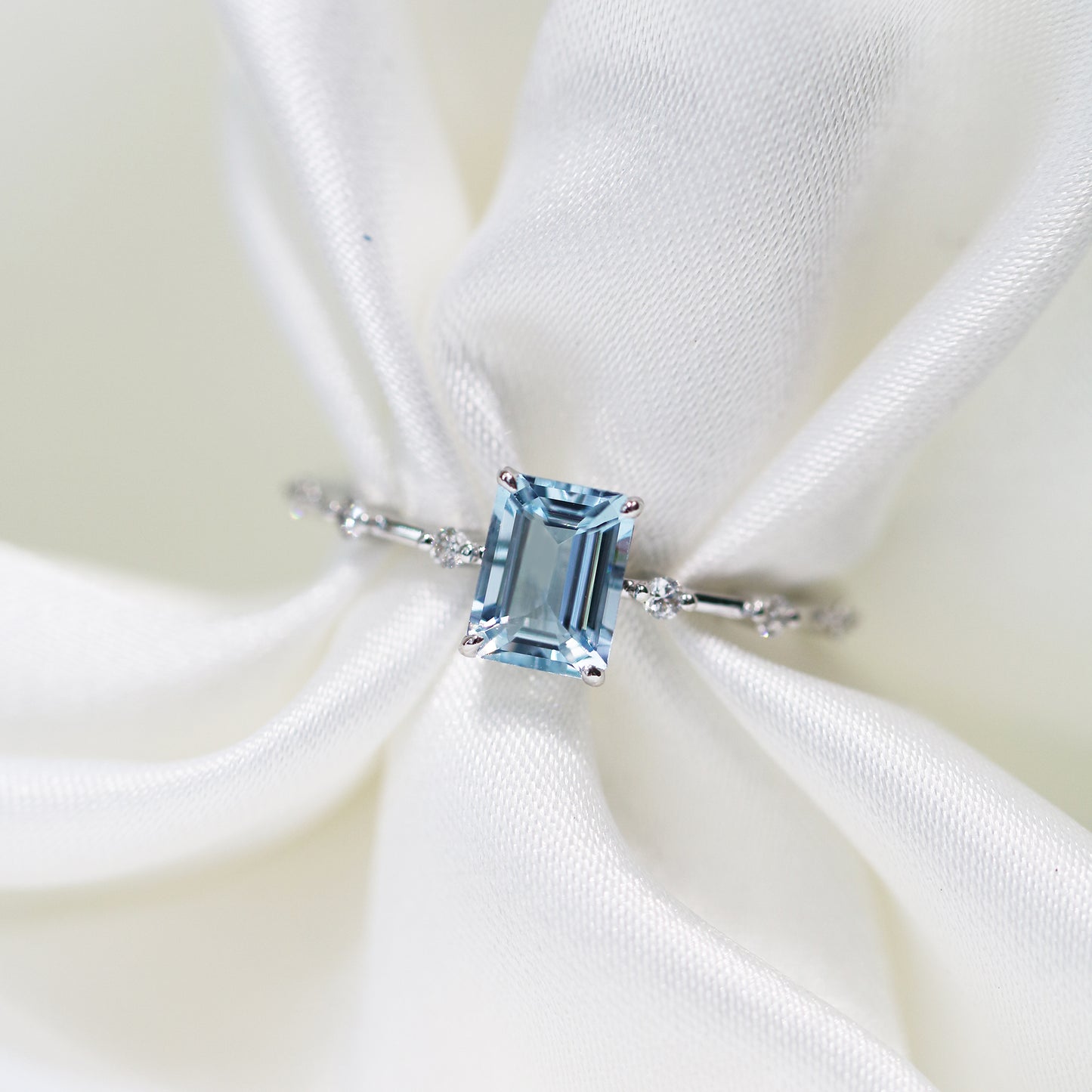 Martha Aquamarine-Rings,Patrea Jewelry,birthstone jewelry Hong Kong, Aquamarine jewelry hk, Bespoke gemstone jewelry HK, Luxury aquamarine 18k gold, 海藍寶首飾 推薦, 天然海藍寶石, 藍寶石 珠寶 香港, Jewelry HK Online, 海藍 寶 價格