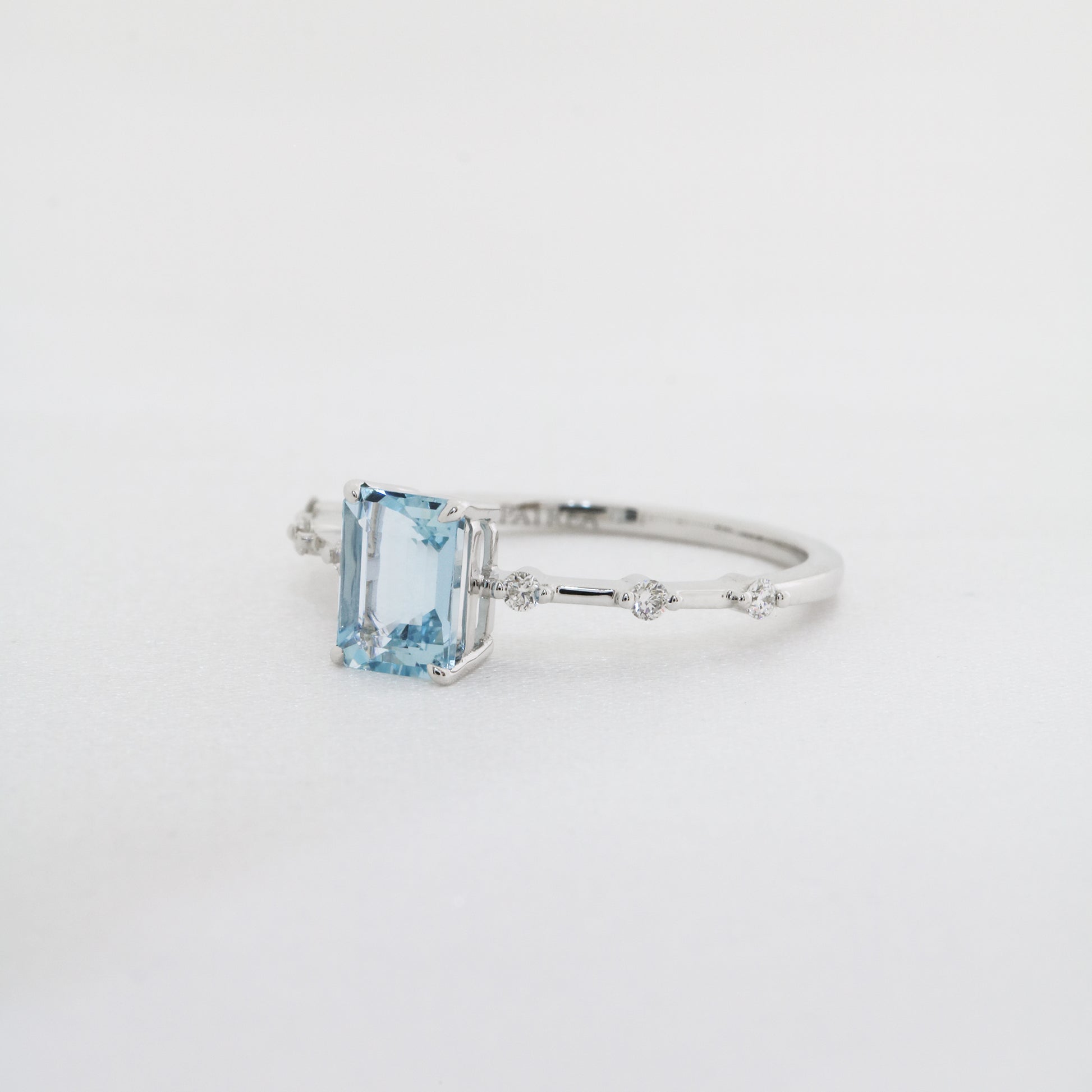 Martha Aquamarine-Rings,Patrea Jewelry,birthstone jewelry Hong Kong, Aquamarine jewelry hk, Bespoke gemstone jewelry HK, Luxury aquamarine 18k gold, 海藍寶首飾 推薦, 天然海藍寶石, 藍寶石 珠寶 香港, Jewelry HK Online, 海藍 寶 價格