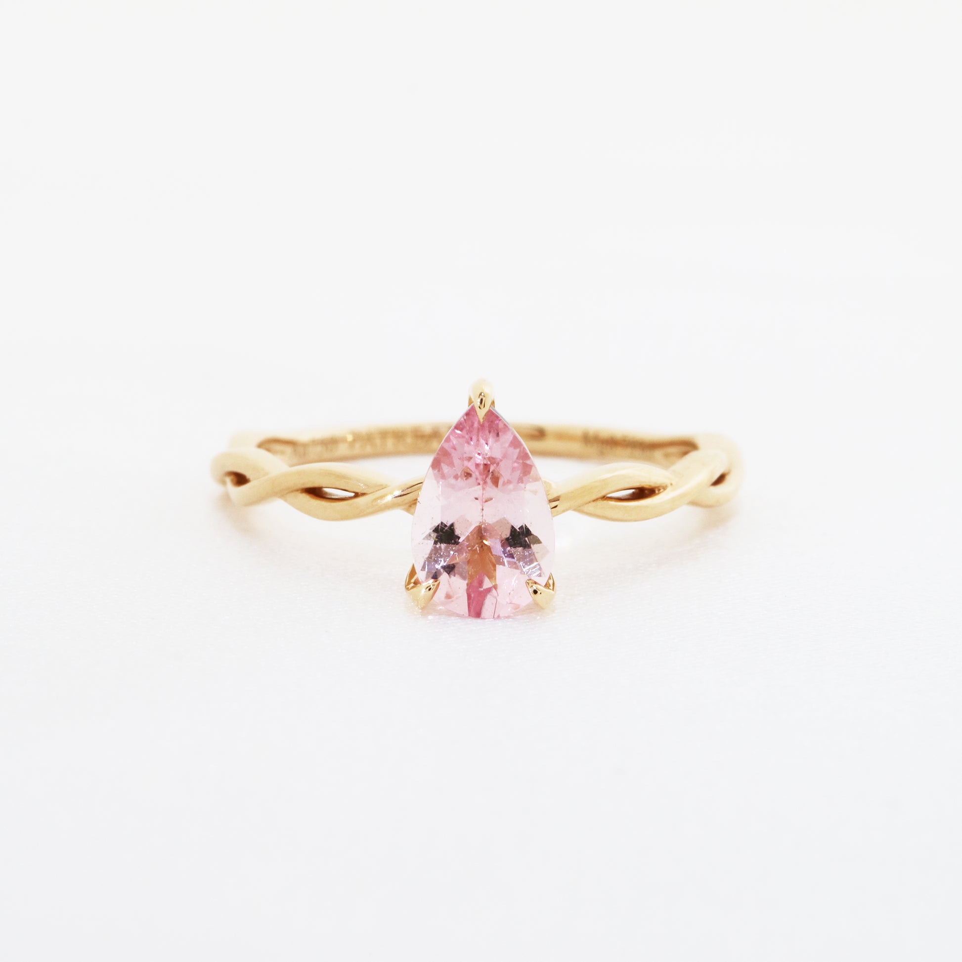 18k玫瑰金梨形粉紅摩根石鑽石戒指 18k Rose Gold Pear-shaped Morganite Diamond Ring