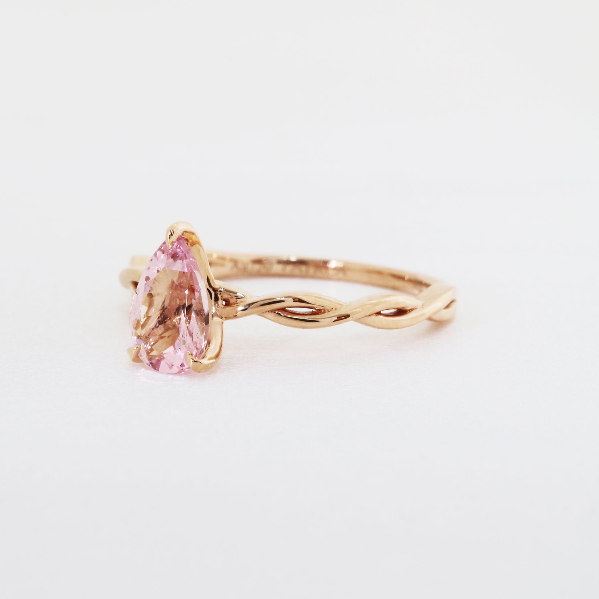 18k玫瑰金水滴形粉紅摩根石鑽石戒指側面 18k Rose Gold Pear-shaped Morganite Diamond Ring on side view
