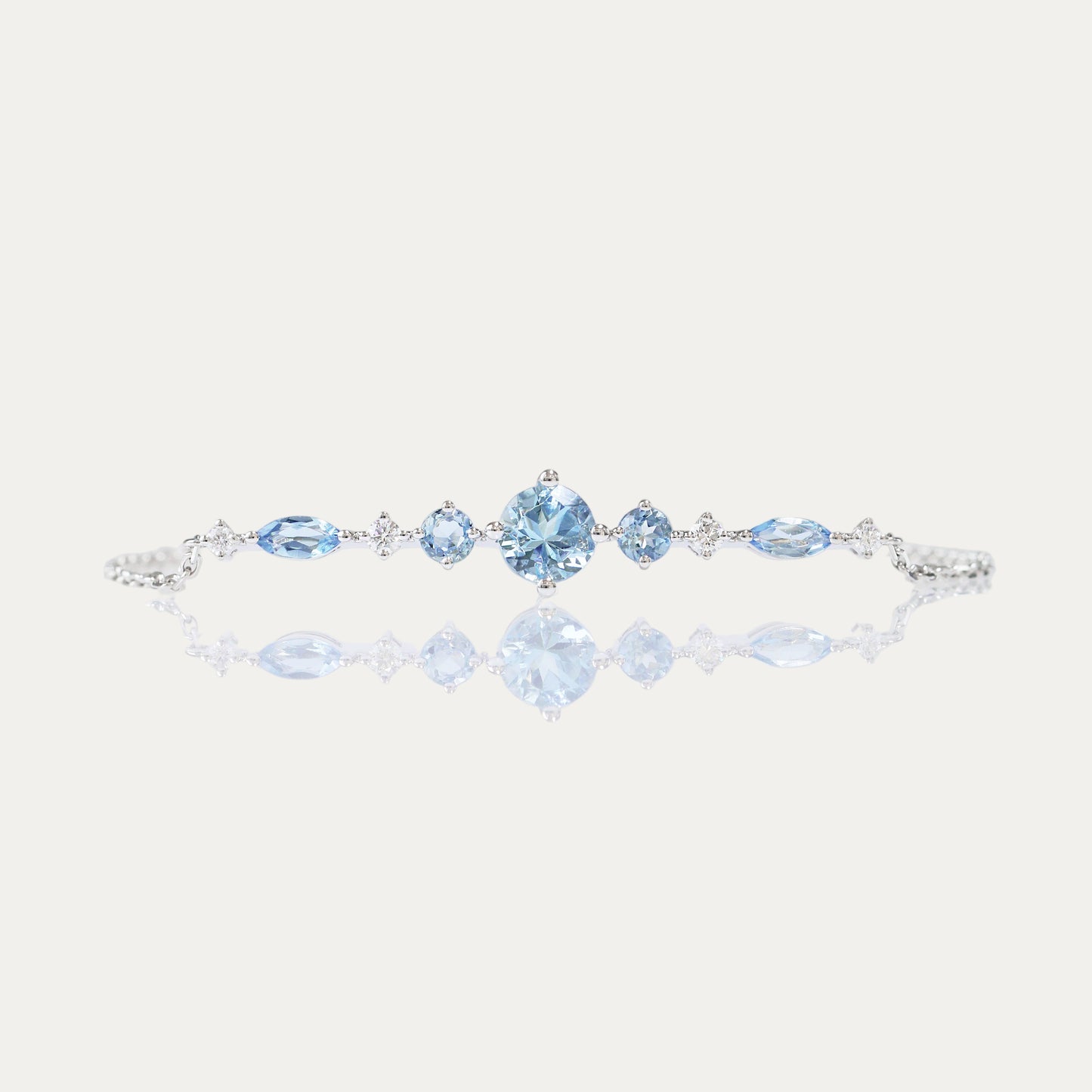 Round-shaped Aquamarine Diamond Bracelet-Bracelets,Patrea Jewelry,birthstone jewelry Hong Kong, Aquamarine jewelry hk, Bespoke gemstone jewelry HK, Luxury aquamarine 18k gold, 海藍寶首飾 推薦, 天然海藍寶石, 藍寶石 珠寶 香港, Jewelry HK Online, 海藍 寶 價格