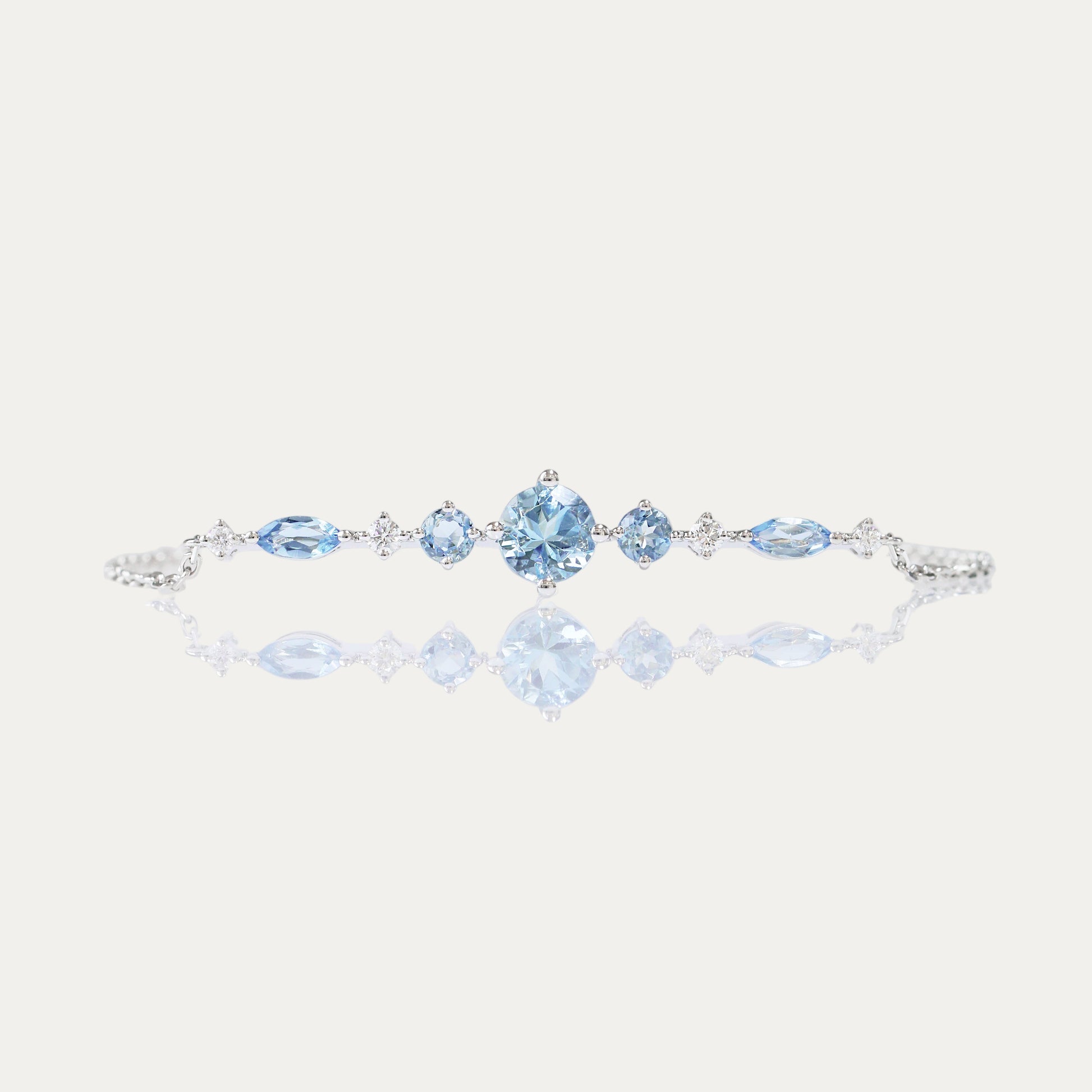 Round-shaped Aquamarine Diamond Bracelet-Bracelets,Patrea Jewelry,birthstone jewelry Hong Kong, Aquamarine jewelry hk, Bespoke gemstone jewelry HK, Luxury aquamarine 18k gold, 海藍寶首飾 推薦, 天然海藍寶石, 藍寶石 珠寶 香港, Jewelry HK Online, 海藍 寶 價格
