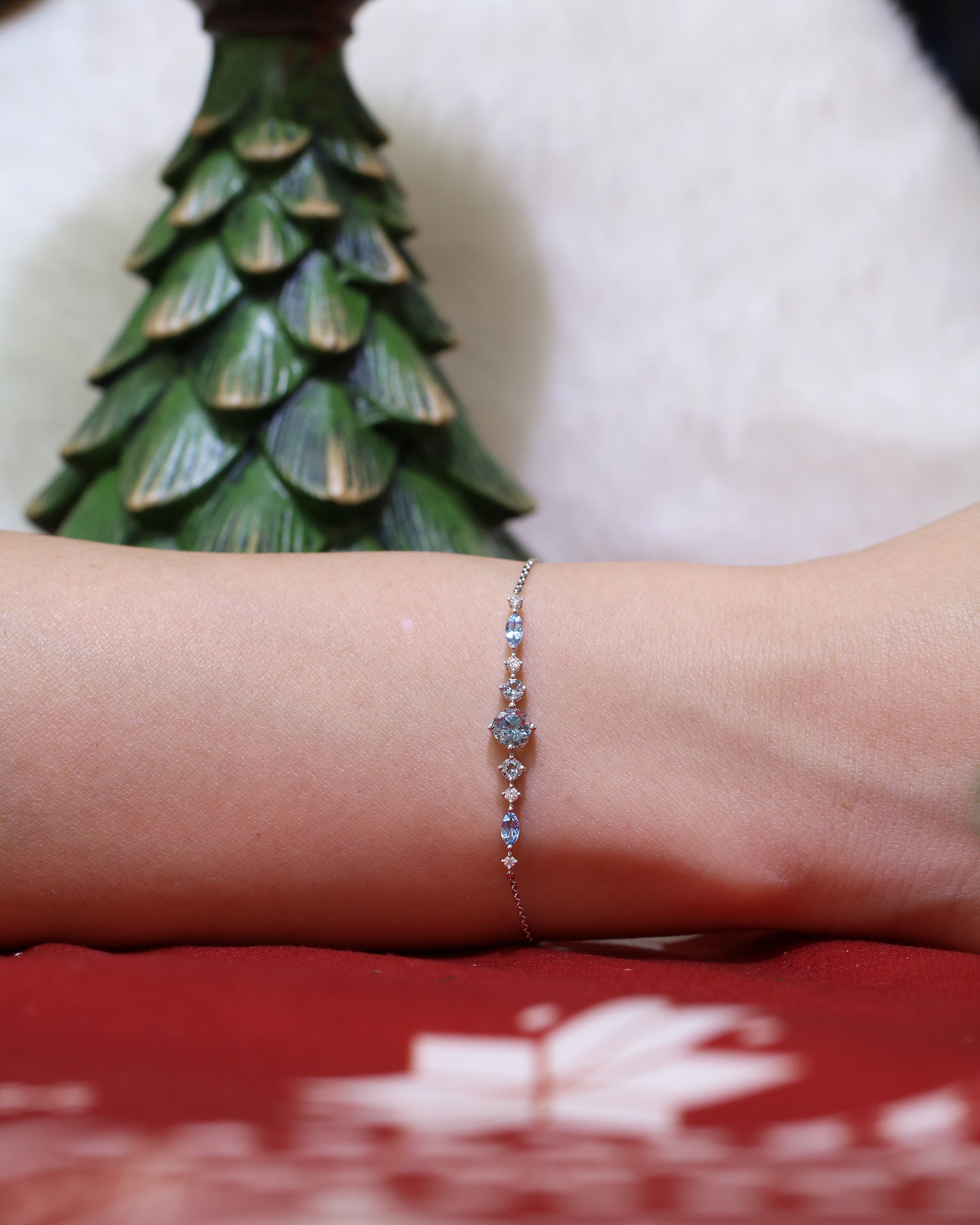 Round-shaped Aquamarine Diamond Bracelet-Bracelets,Patrea Jewelry,birthstone jewelry Hong Kong, Aquamarine jewelry hk, Bespoke gemstone jewelry HK, Luxury aquamarine 18k gold, 海藍寶首飾 推薦, 天然海藍寶石, 藍寶石 珠寶 香港, Jewelry HK Online, 海藍 寶 價格