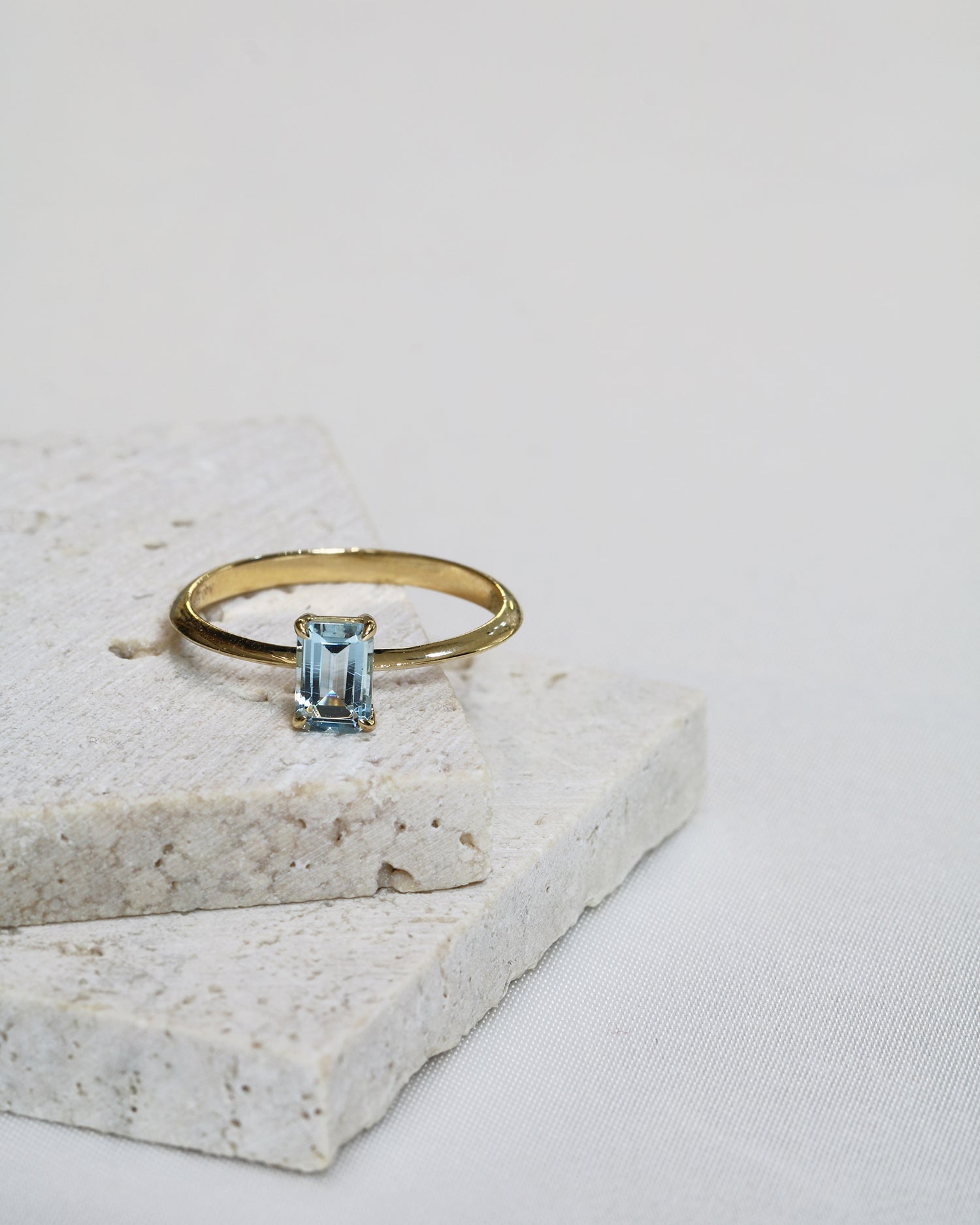 Ula Aquamarine-Rings,Patrea Jewelry,birthstone jewelry Hong Kong, Aquamarine jewelry hk, Bespoke gemstone jewelry HK, Luxury aquamarine 18k gold, 海藍寶首飾 推薦, 天然海藍寶石, 藍寶石 珠寶 香港, Jewelry HK Online, 海藍 寶 價格