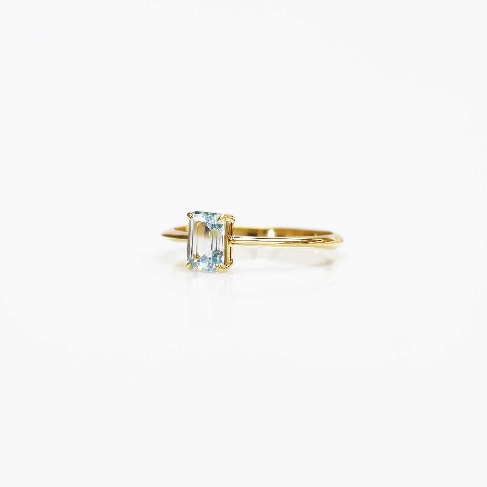 Ula Aquamarine-Rings,Patrea Jewelry,birthstone jewelry Hong Kong, Aquamarine jewelry hk, Bespoke gemstone jewelry HK, Luxury aquamarine 18k gold, 海藍寶首飾 推薦, 天然海藍寶石, 藍寶石 珠寶 香港, Jewelry HK Online, 海藍 寶 價格