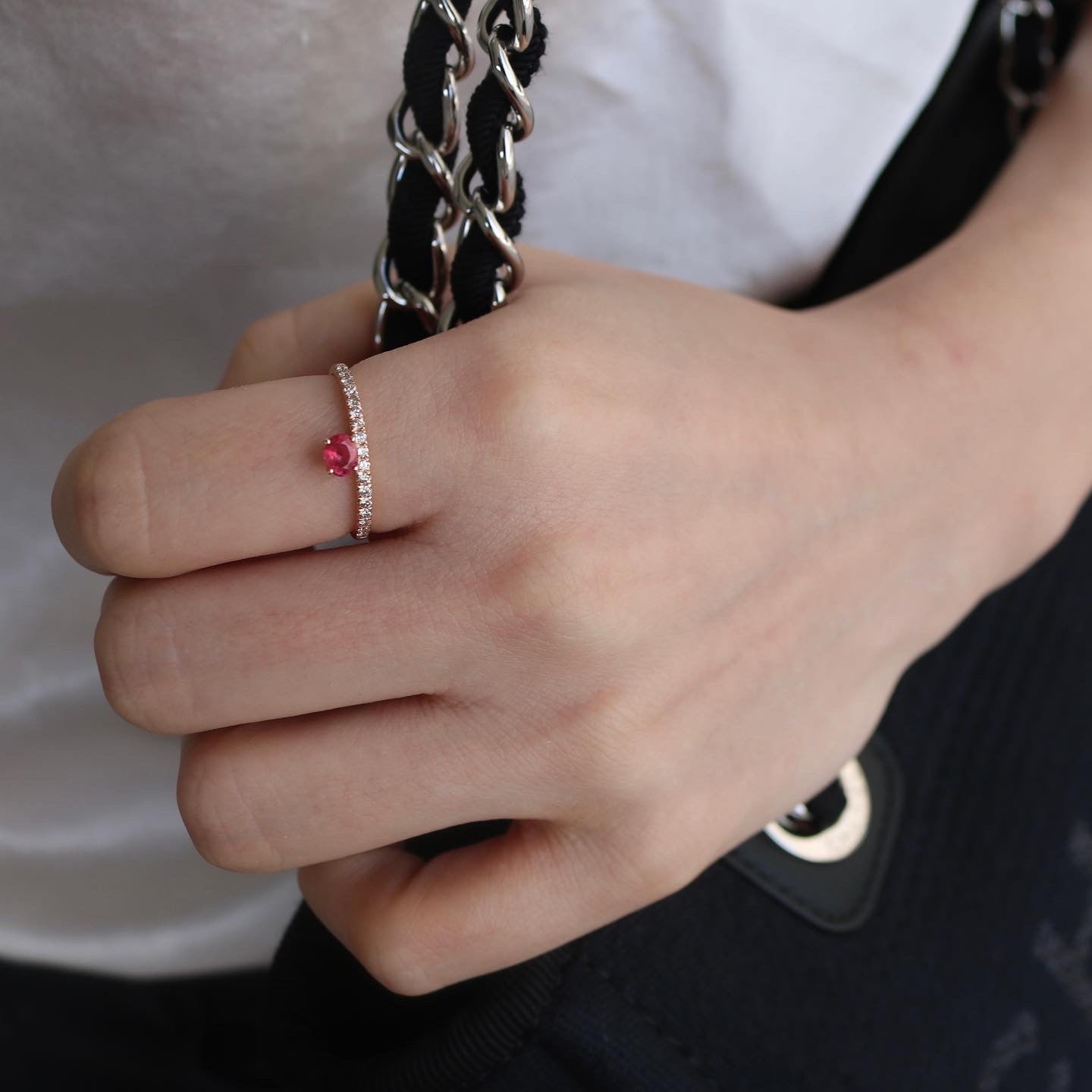 紅寶石鑽石戒指在食指上 18k Rose Gold Ruby Half Eternity Ring Band on index finger