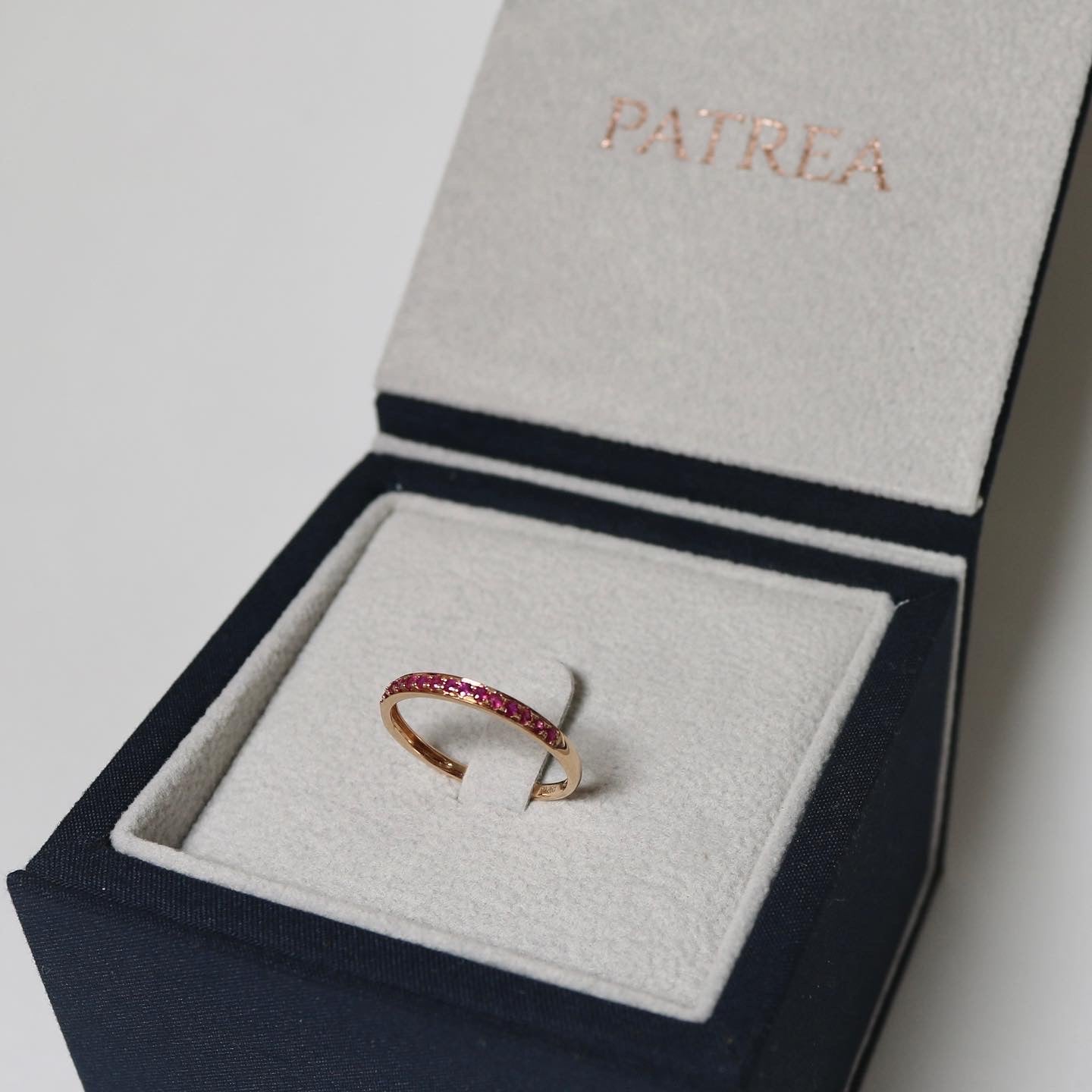 18k玫瑰金半圈紅寶石線戒在包裝盒內 18k Rose Gold Ruby Half Eternity Ring Band in gift packaging