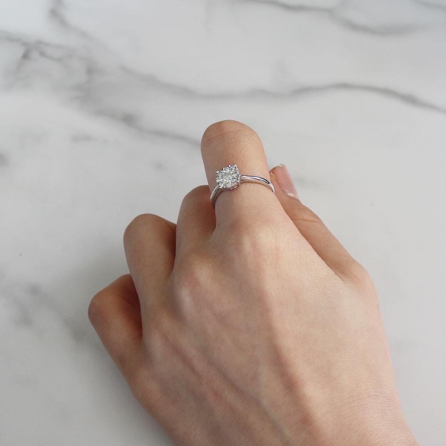18k白金鑽石戒指在食指上 18k White Gold Illusion Setting Diamond Ring on index finger