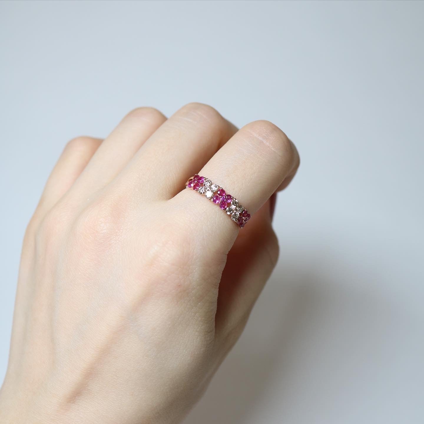 18k玫瑰金粉紅藍寶石戒指在食指上 0.88ct 18k Rose Gold Pink Sapphire Clover Ring on index finger