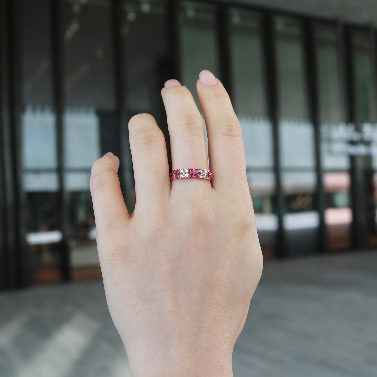 18k玫瑰金粉紅藍寶石戒指在中指上 0.88ct 18k Rose Gold Pink Sapphire Clover Ring on middle finger