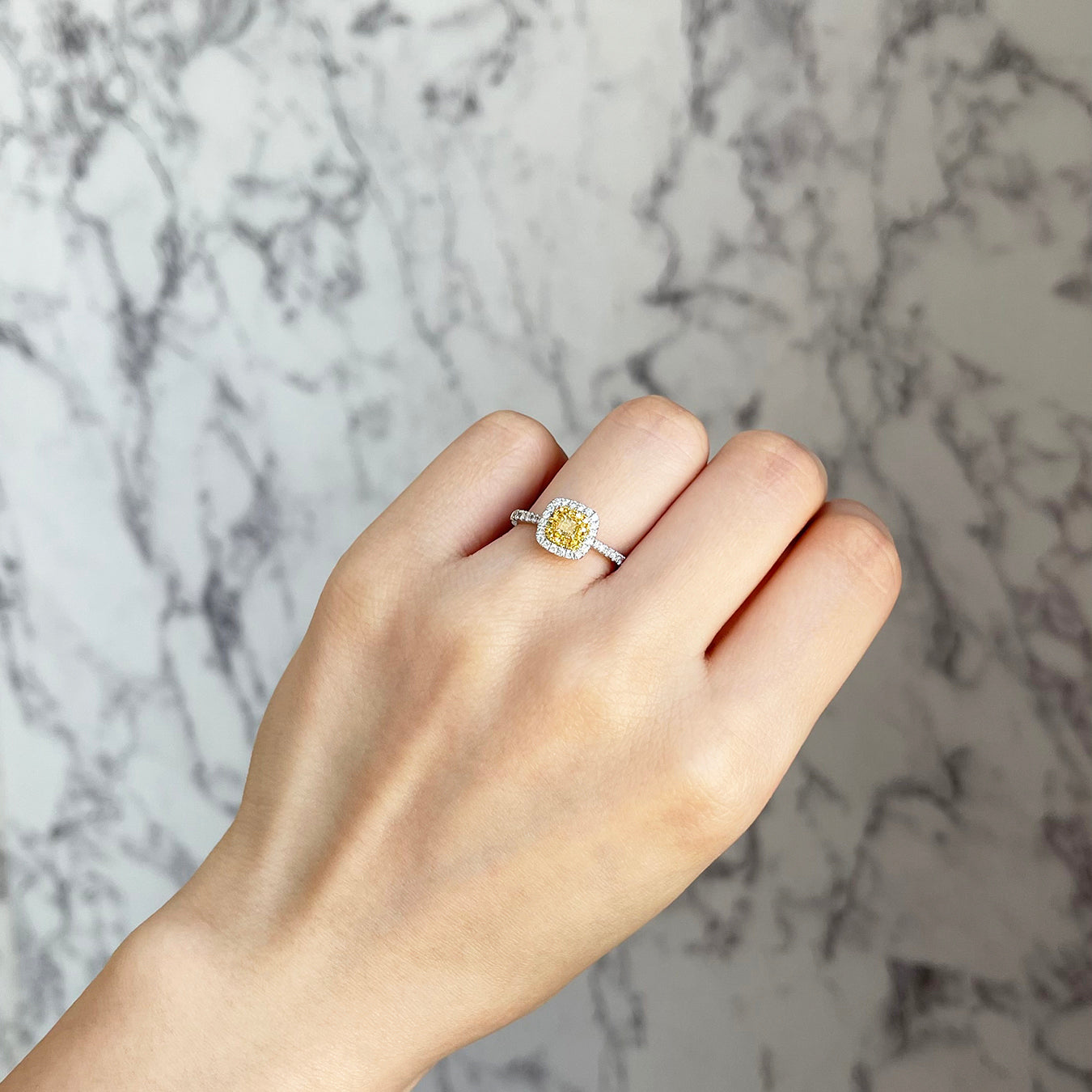 18k白金黃鑽戒指在無名指上 18k White Gold Yellow Diamond Ring on ring finger