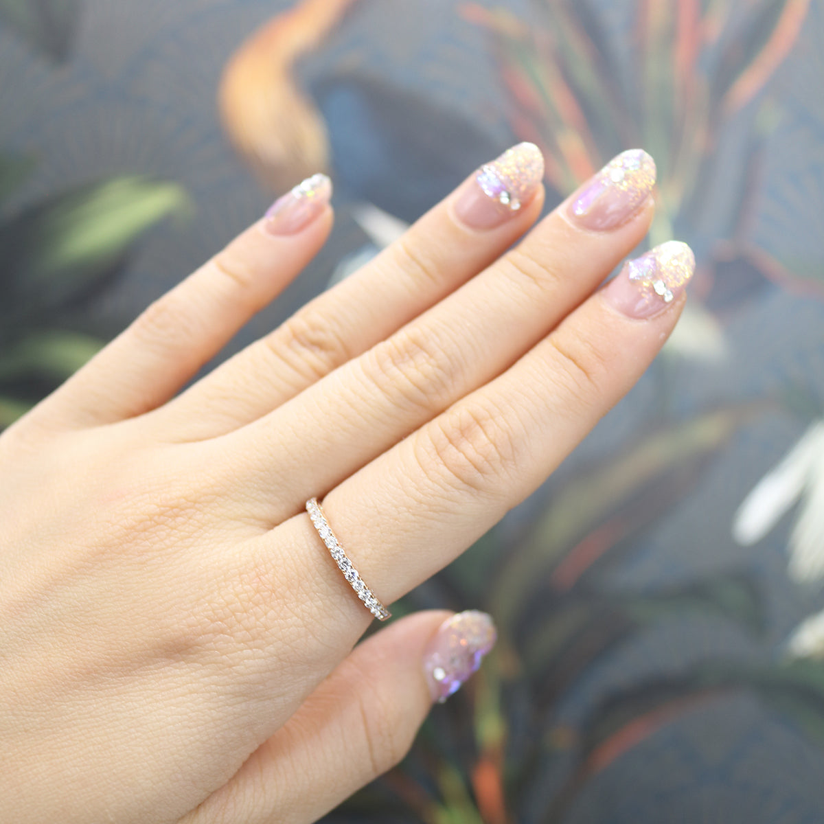 18k玫瑰金三面鑽石蕾絲戒指在食指上 18k Rose Gold 3-Sided Lace Eternity Diamond Ring on index finger