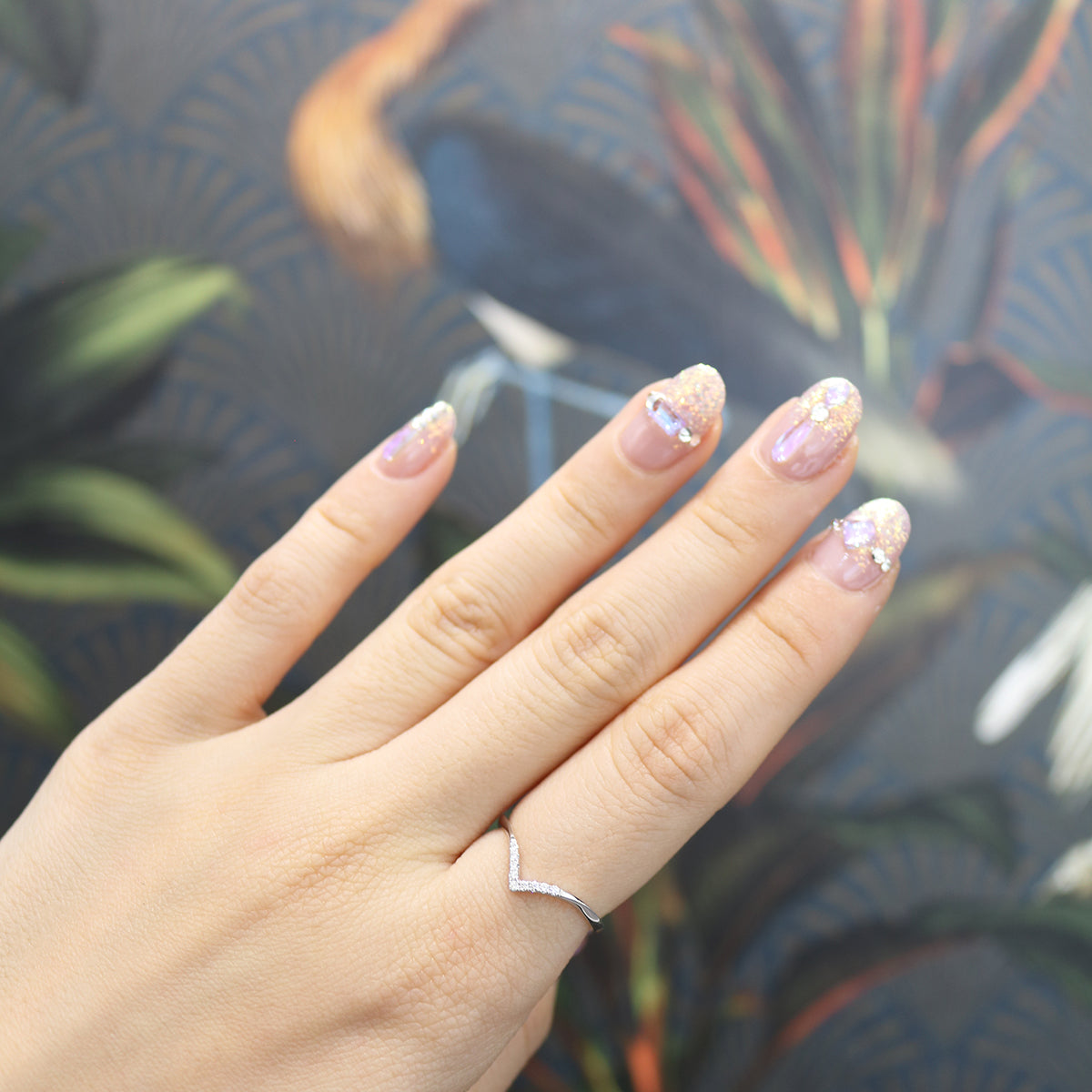 18k白金V字鑽石線戒在中指上 18k White Gold V-shaped Diamond Ring on middle finger