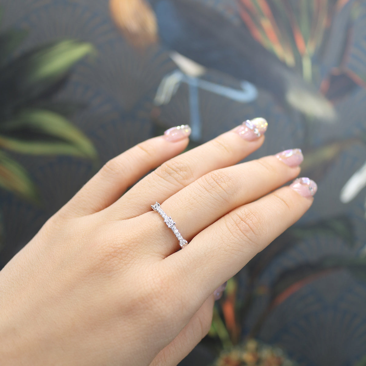 18k白金三石款鑽石排戒在中指上 18k White Gold Eternity Diamond Ring on middle finger