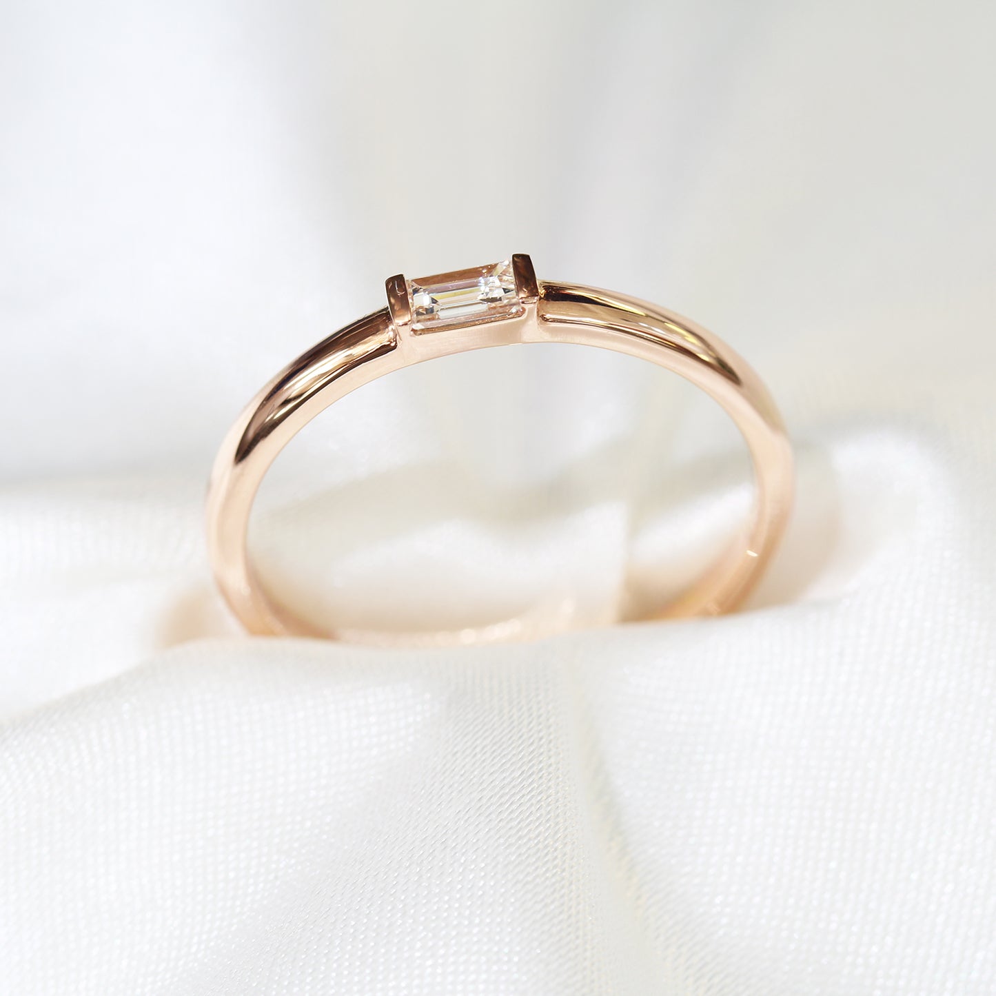 18k玫瑰金鑽石戒指側面 18k Rose Gold Horizontal Baguette Ring on side view